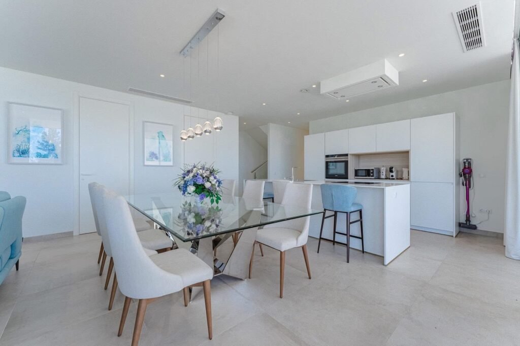 78F6BF69-6364-4566-B9E5-399119E5E321