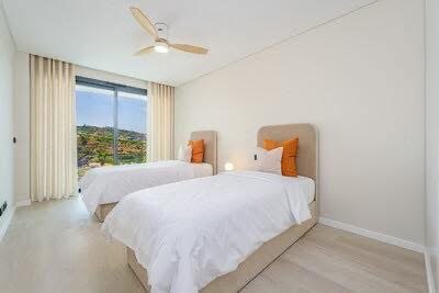 8E555CAB-BF99-42A6-A45B-6385D172C83B