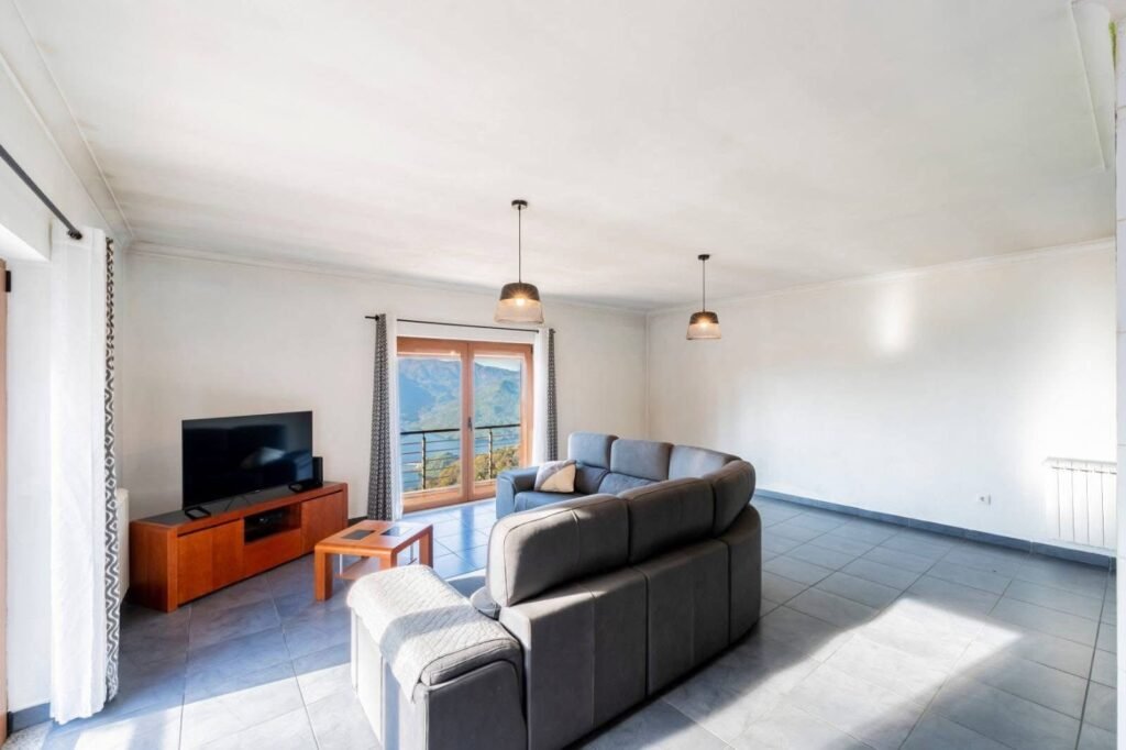 4CA97F19-0D47-4DEF-99ED-CC35C7923A11