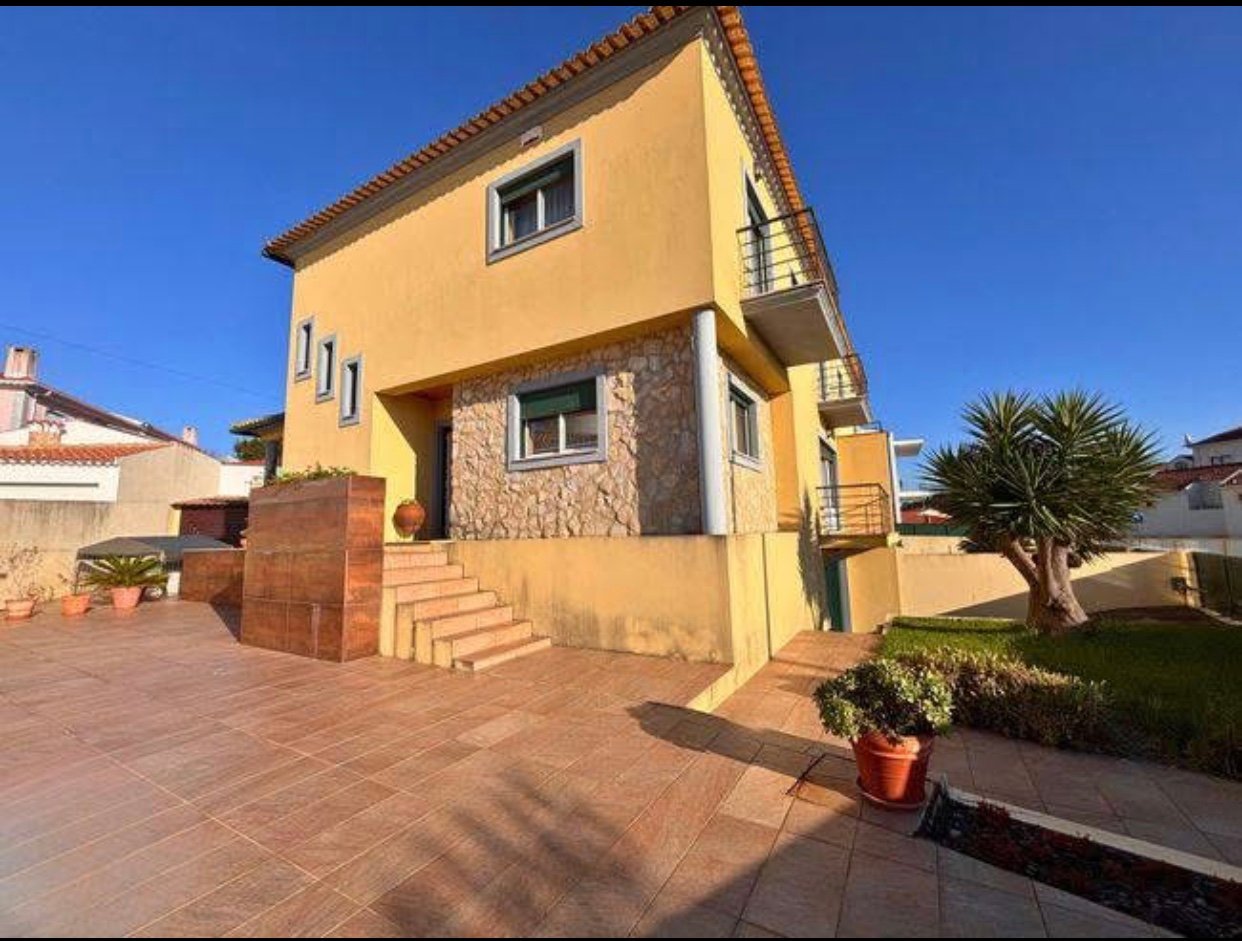 4-Bedroom Villa – 3 Floors, Center of Starreja, Aveiro, Portugal