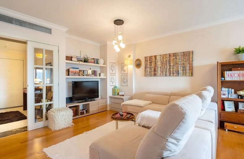 Bright two-bedroom apartment in Avenida da Boavista, Porto, Portugal