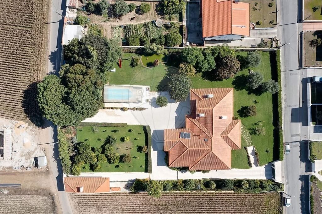 7751BF43-9166-413C-A485-45467915B4BF