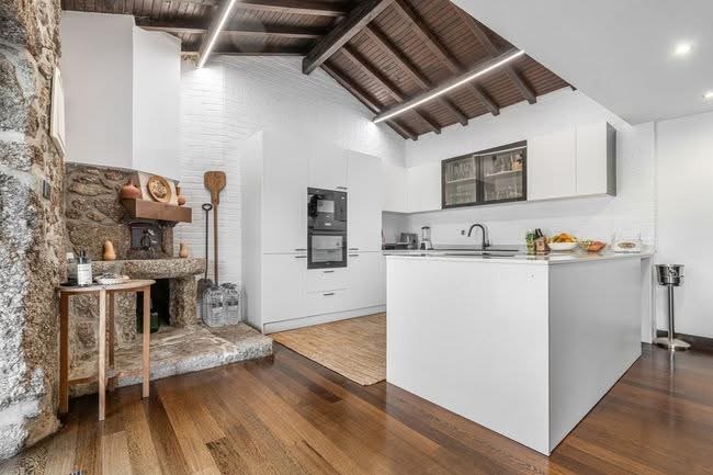 ACF6E754-CE4B-422B-808B-2E3AD85567C2