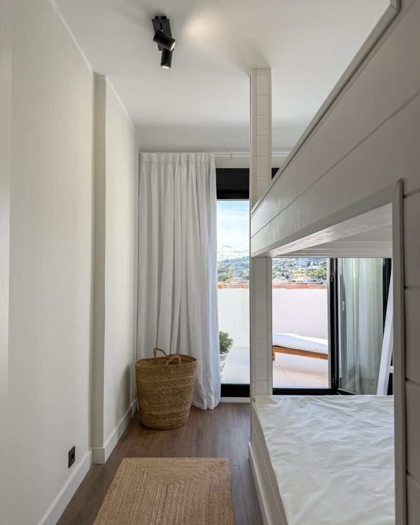 B4353076-A081-4E3D-952D-3229B44AC238