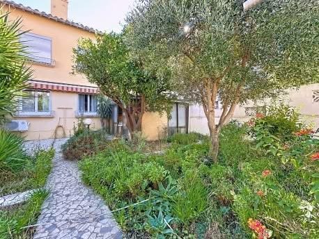 2-faced house in Perpignan, France