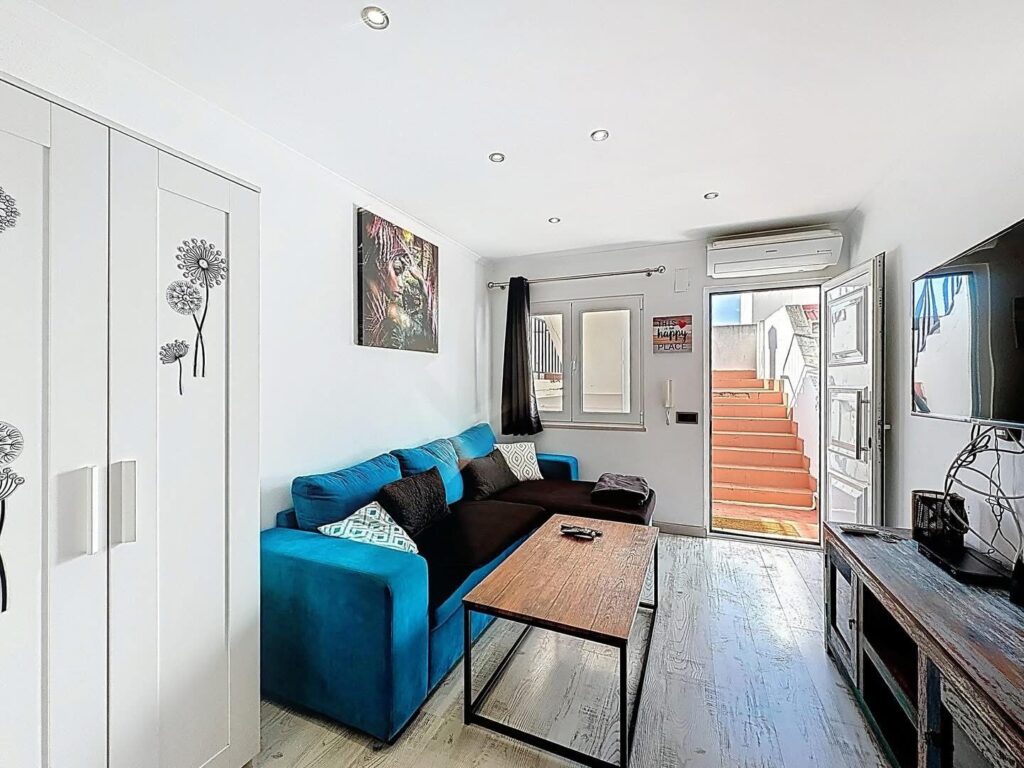 C6B7268F-9B2D-4A1B-B3E9-834DAB73B53A