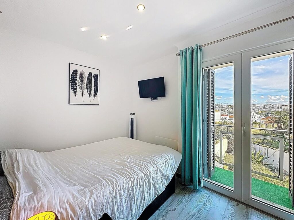 E1C00139-B09B-4B0F-AE8B-A067C8001DFA