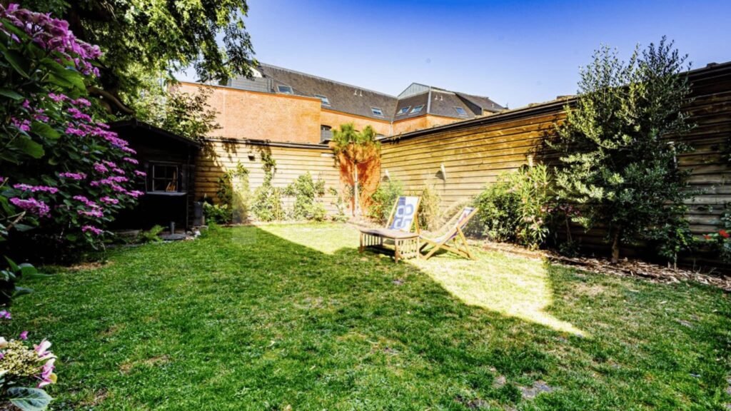 E5C5CA15-8DDB-4166-BBDB-F0564C89ECB1