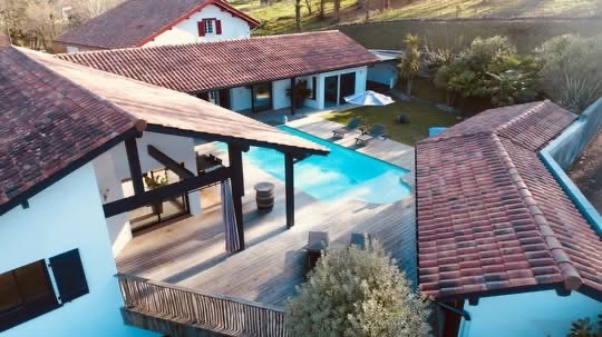 EC6CD63E-6351-41E1-96DE-C6DBE67A8644