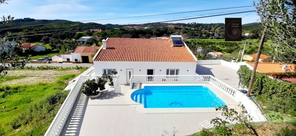 Villa with swimming pool in Rasmalho located between Portimão and Monchique, Portugal