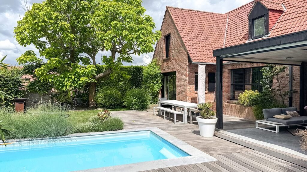 Calm villa Swimming pool with in the heart of a highly prized village of La Pévèle, Lille, France