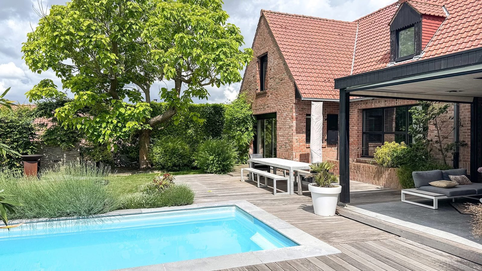Calm villa Swimming pool with in the heart of a highly prized village of La Pévèle, Lille, France