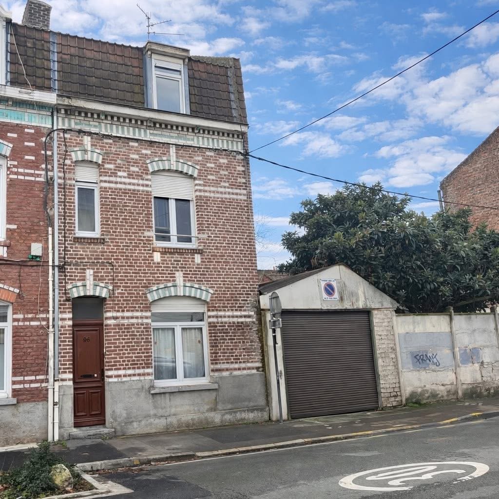 90 m2 house in the heart of Lilloise metropolis, Lille, France – Close to metro & bus