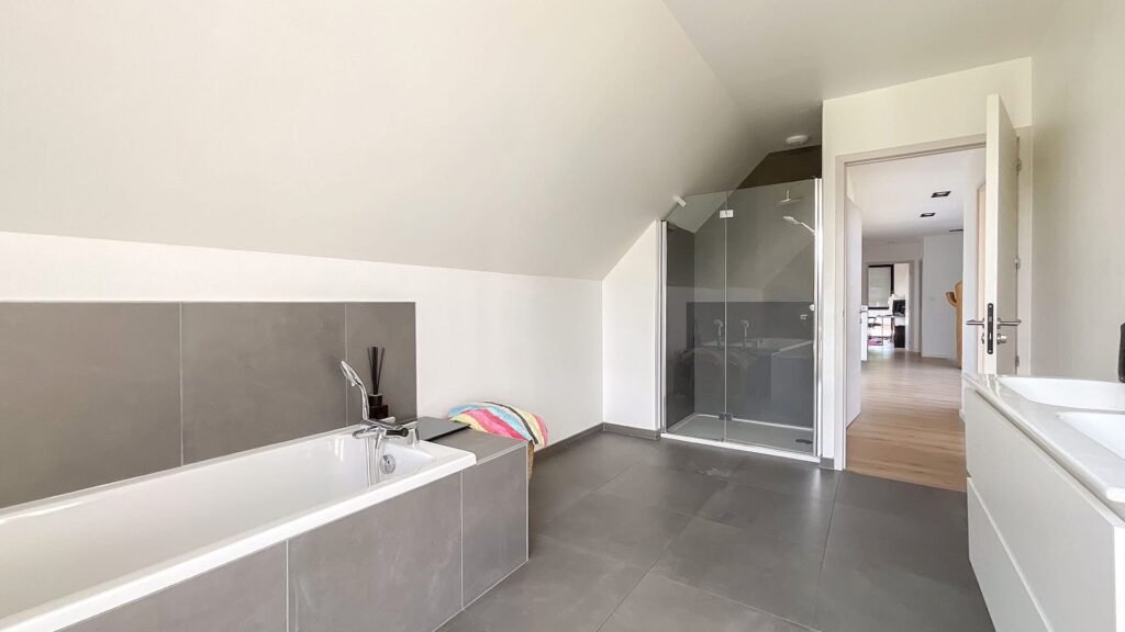 4A5DC6A7-05D3-4622-B79F-5FE4FD01D37C