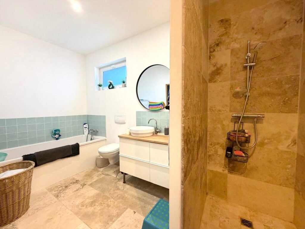 4FCDA019-6CF7-47A1-BD8E-77F07CEAF5CC