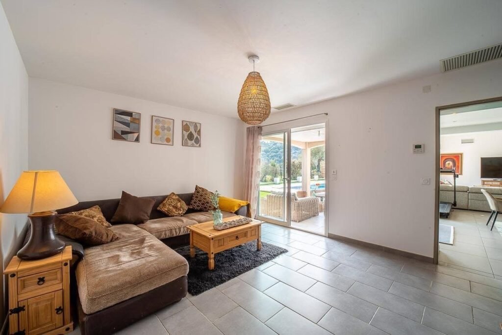 58D16FF2-B6A8-4142-A017-0CB56E356866