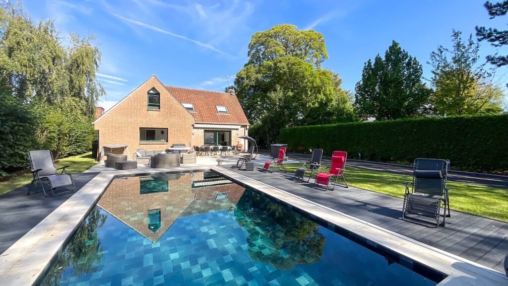 House for sale with swimming pool in a residential area of Hem, France