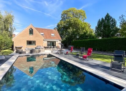 House for sale with swimming pool in a residential area of Hem, France