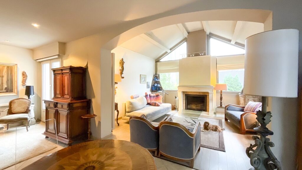 D124C4B4-B081-4B4F-8A4D-603C0216CC5A