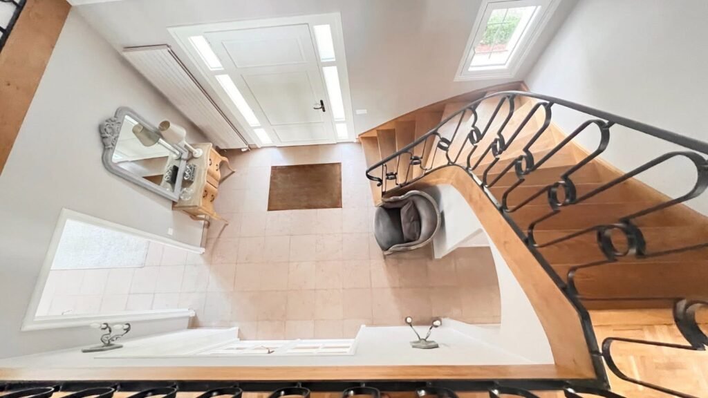 DA123EA9-9A8A-451C-8B40-973A9598AFE6