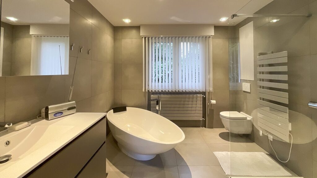 E0E47B45-6222-4960-A24E-F6A5EFE0CDC1