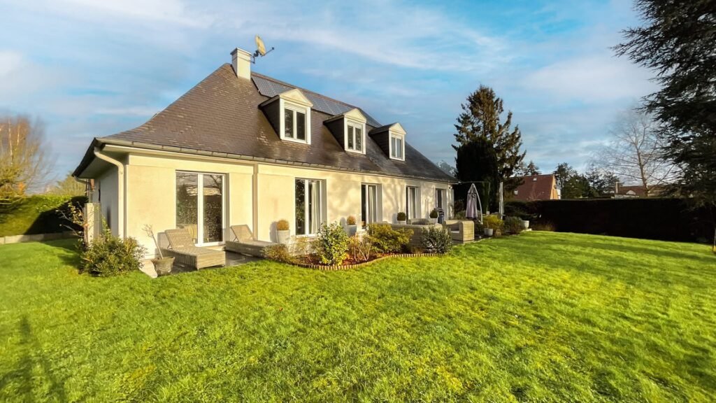 Charming house in a quiet, green and sought-after neighborhood of Hem, France