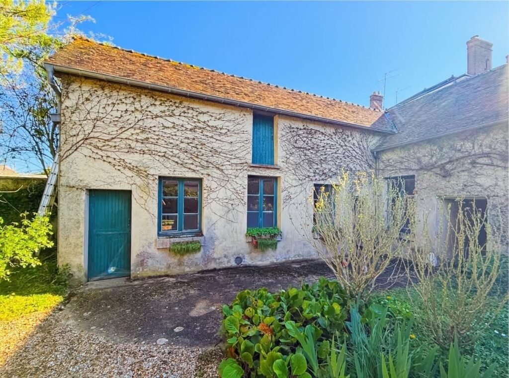Charming French house for sale in Paris - ideal for investment