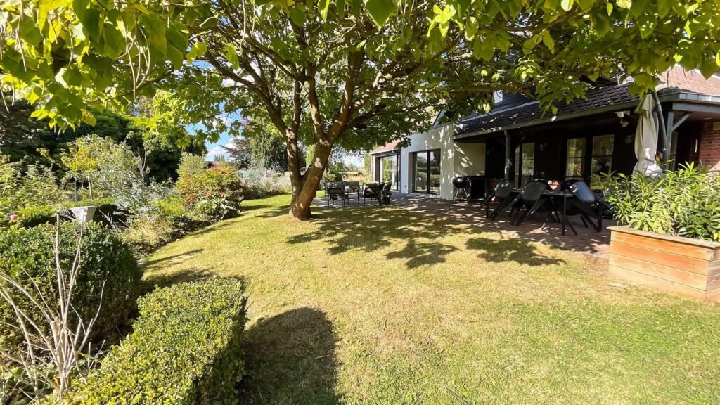 AEBA7CEA-BB00-4D40-BC51-94C7BEEFF0DF